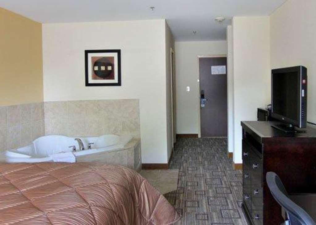 Quality Inn & Suites Greenville Room photo